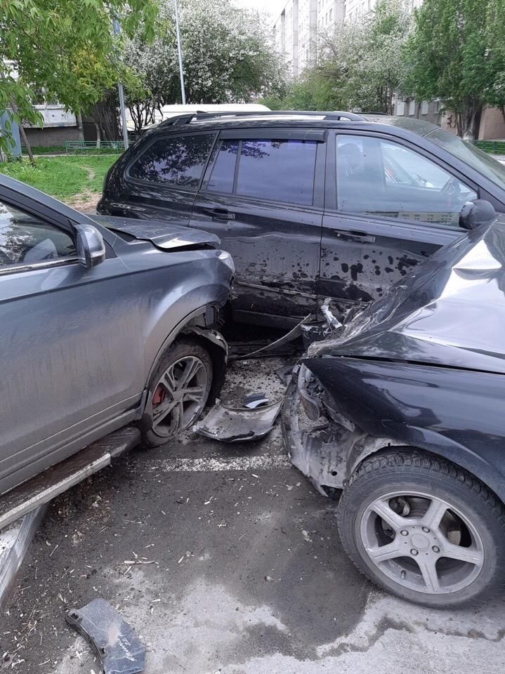 В Тюмени неадекват разбил 7 машин, угнал «Яндекс такси» и набросился на автомобиль ДПС Авто