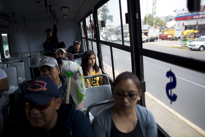 Зачем жители Мехико носят с собой муляжи мобильных телефонов заграница,страны,туризм