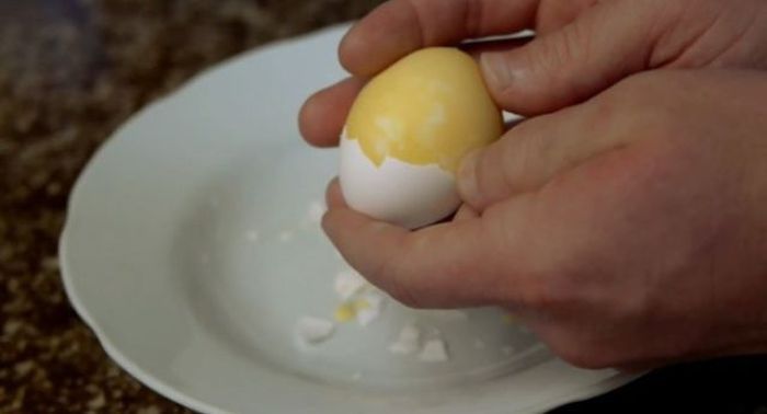 Как сделать омлет, не разбивая яйцо? приколы