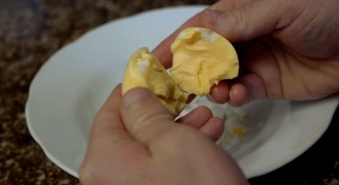Как сделать омлет, не разбивая яйцо? приколы
