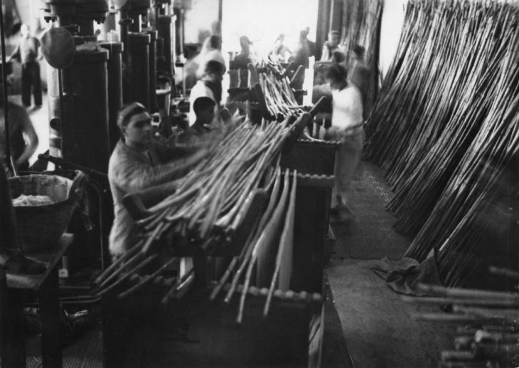 Редкие исторические фотографии: Как делали макароны в начале 20 века 