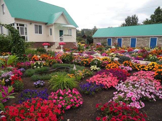 Прекрасная женщина Айгуль Гафарова из села Сатыево в Башкортостане и ее цветочный рай. Оцените пожалуйста....такая красота достойна внимания. handmake,поделки для сада,разное