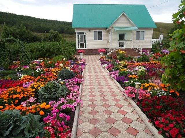 Прекрасная женщина Айгуль Гафарова из села Сатыево в Башкортостане и ее цветочный рай. Оцените пожалуйста....такая красота достойна внимания. handmake,поделки для сада,разное